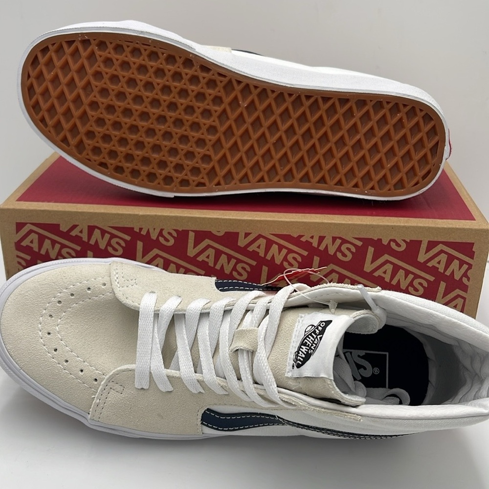 Vans WMNS Sk8-Hi (Classic Sport) Dress Blue
VN0A32QG9YG
White High-Top Sneakers - Picture 4 of 16